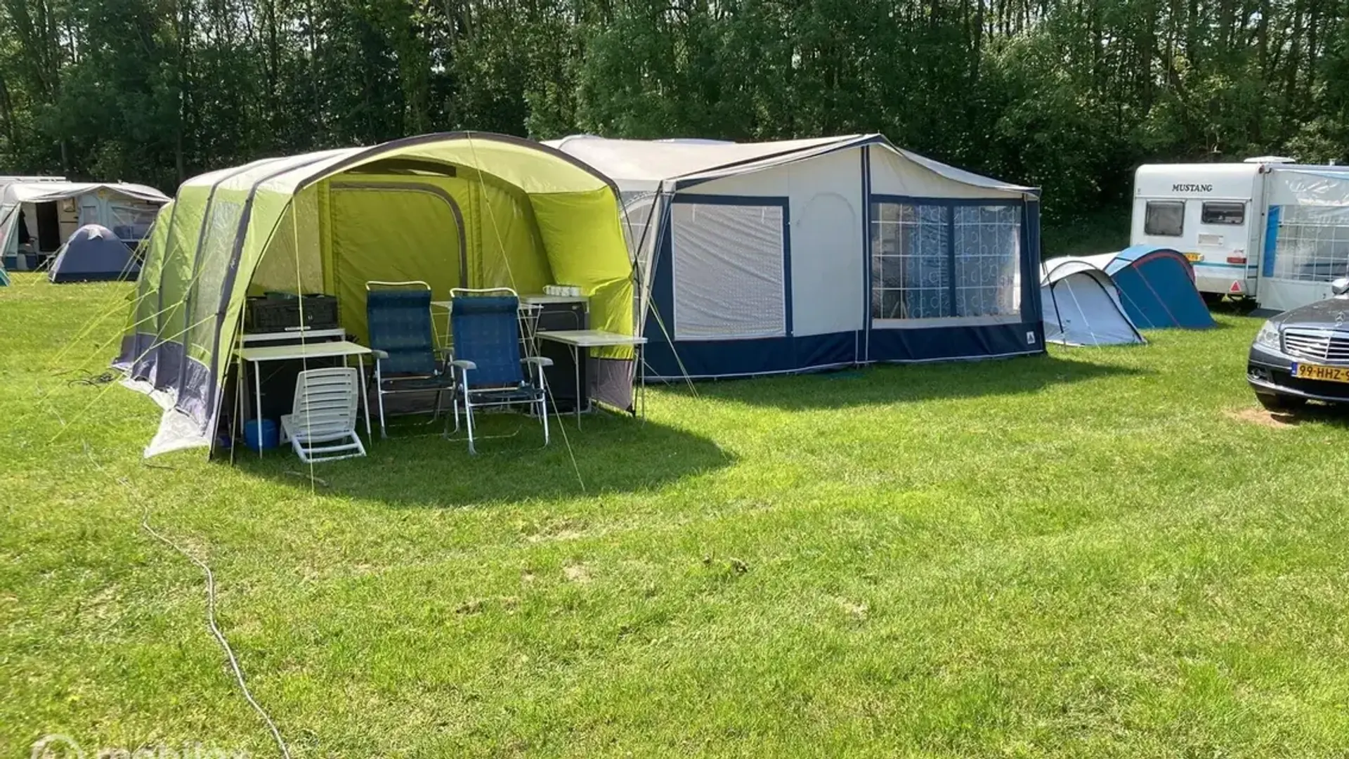 Caravan met opgezette voortent op een camping