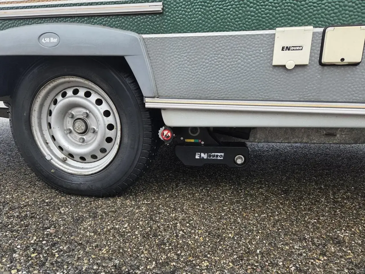Wiel en onderstel van een caravan van dichtbij