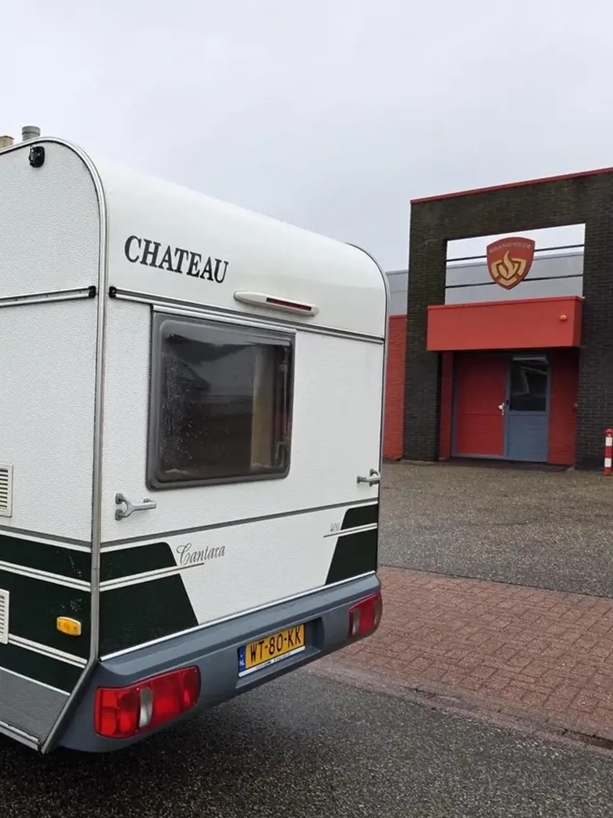 Achterkant van een caravan uit de voorraad